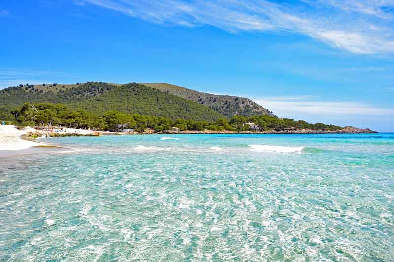 Eaux turquoise et plage de sable fin à la Cala Agulla, île de Majorque, Espagne