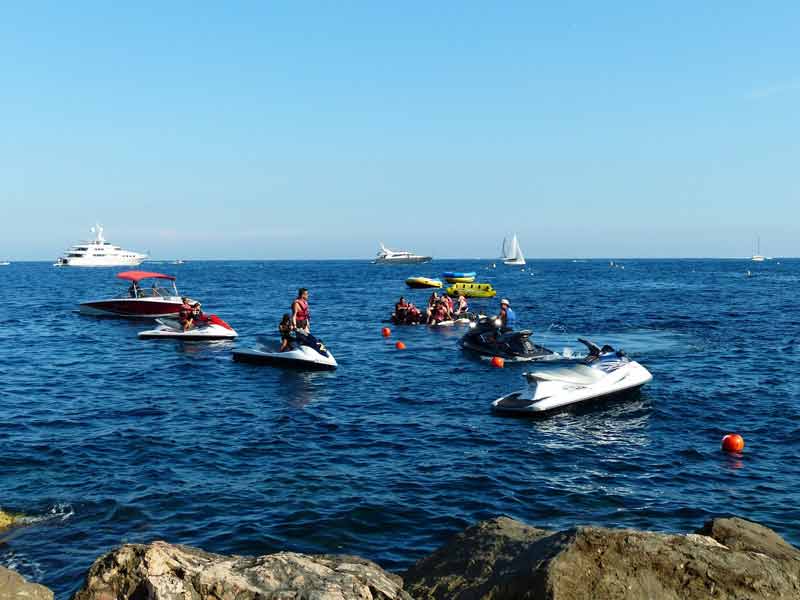 Activités avec jet-skis et bateaux de plaisance, une expérience incontournable lors d’un week-end à Palma de Majorque