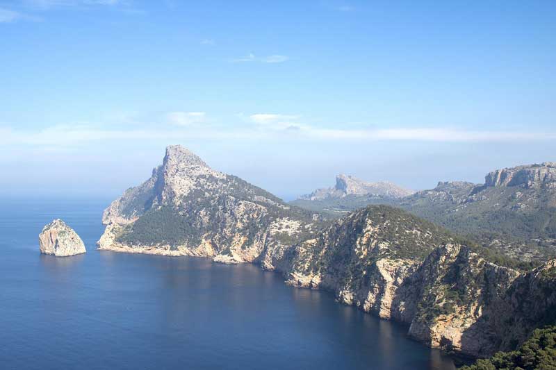 Falaises spectaculaires et mer turquoise au cap de Formentor (île de Majorque, Espagne)