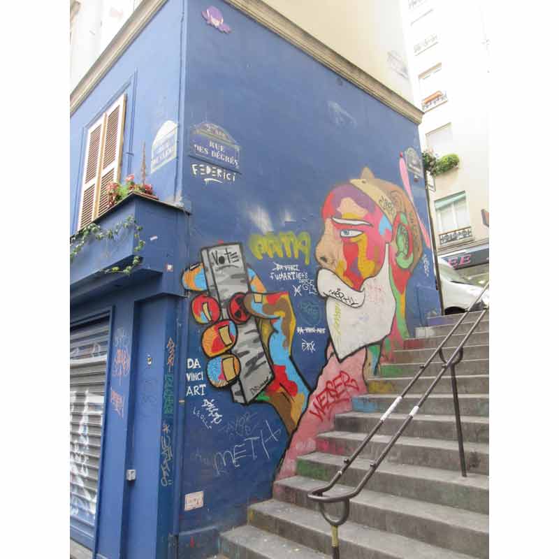 Street art coloré sur le mur de la rue des Degrés à Paris, escalier insolite et discret révélant un visage artistique méconnu de la capitale