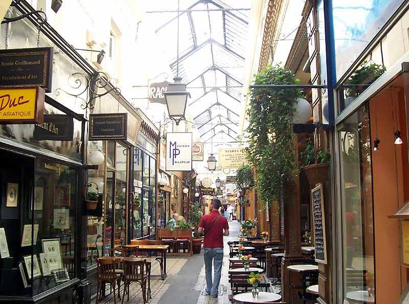 Passage des Panoramas à Paris, galerie couverte historique aux verrières anciennes, boutiques confidentielles et terrasses offrant 
							une parenthèse hors du temps