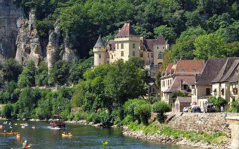 Vue sur La Roque-Gageac depuis la Dordogne