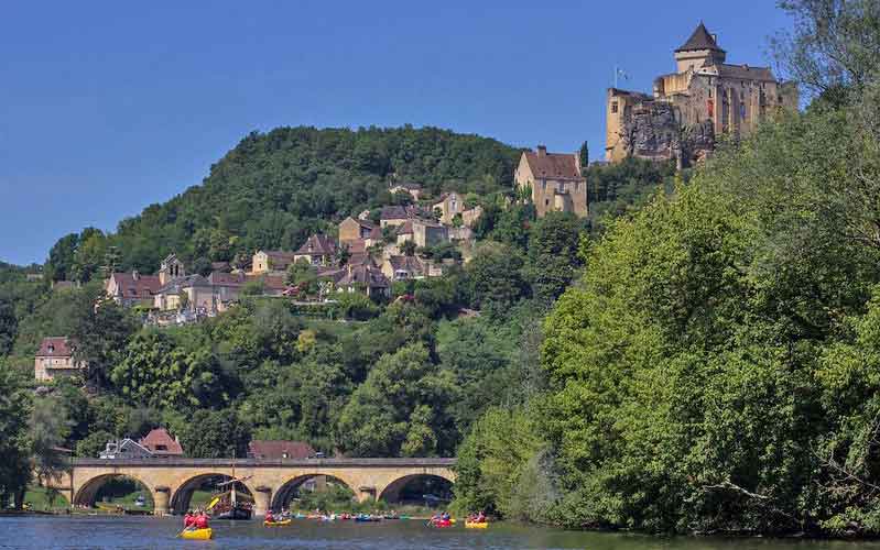 Castelnaud vue depuis la Dordogne