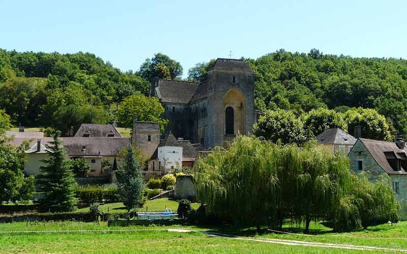 Village de Saint-Amand-de-Coly dominé par son église
