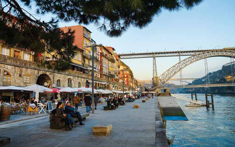 Quai de la Ribeira avec vue sur le pont Dom Luis I