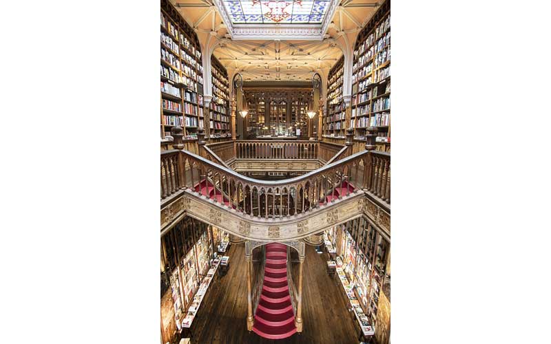 Intérieur de la librairie Lello