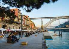 Quai de la Ribeira à Porto avec vue sur le pont Dom Luis I