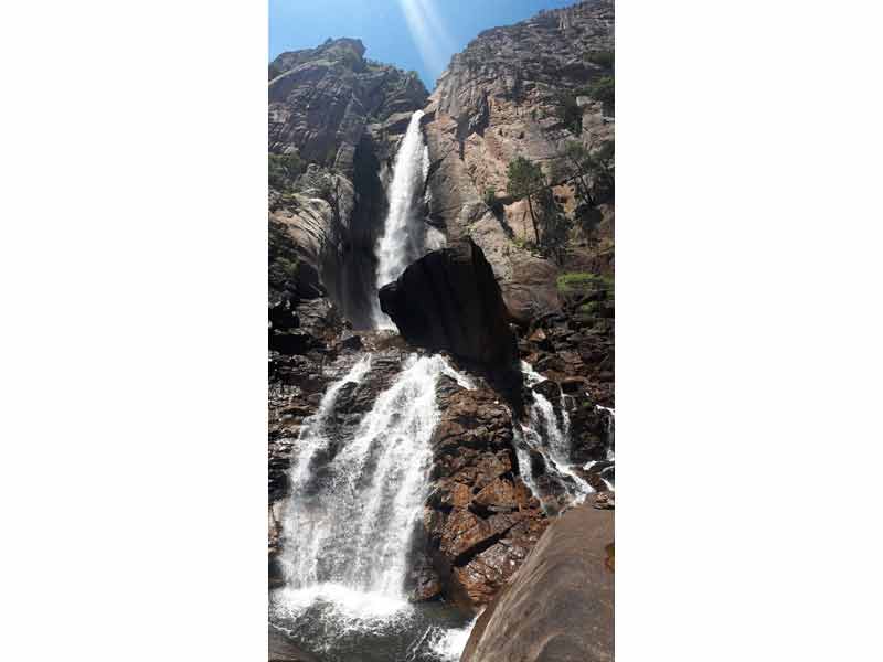 Cascade de Piscia di Gallo en Corse, chute d’eau spectaculaire de 60 mètres dans un décor montagneux et sauvage