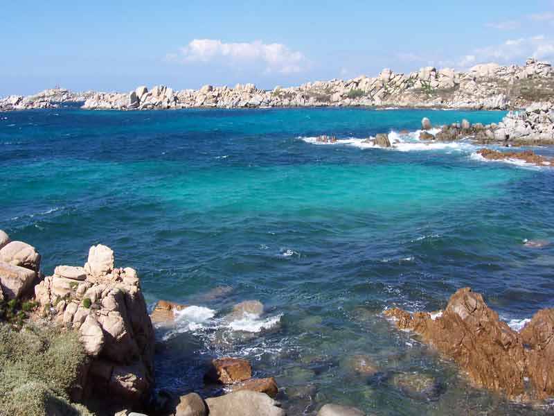 Paysage rocheux et eaux turquoise des îles Lavezzi en Corse, archipel préservé au large de Bonifacio