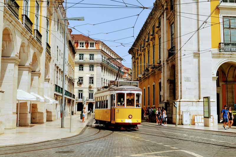 Tramway jaune typique dans les rues de Lisbonne lors d’un week-end au Portugal