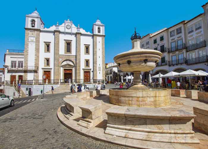 Fontaine de marbre et glise de Santo Anto sur la place centrale dvora, en Alentejo