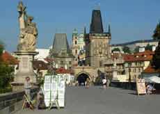 Photo prise sur le pont Charles à Prague avec vue sur les 2 tours (côté Malá Strana)