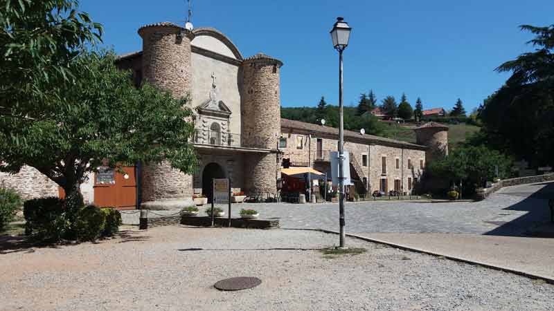Porte d’entrée fortifiée de la chartreuse de Sainte-Croix-en-Jarez, village classé parmi les Plus Beaux Villages de France dans le Pilat
