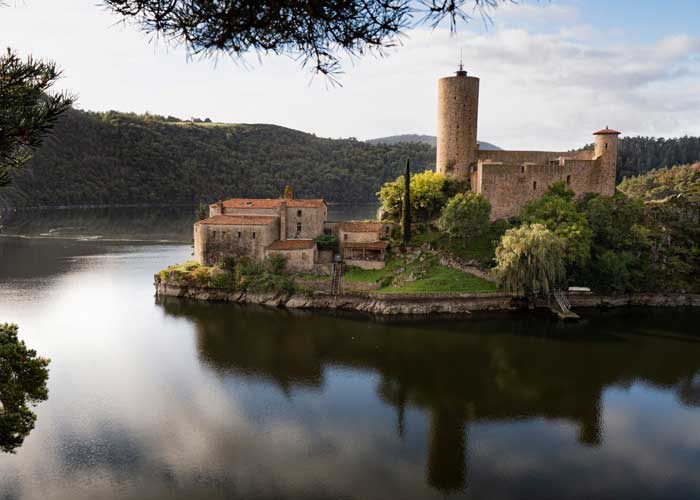 �le de Grangent et son ch�teau m�di�val se refl�tant dans le lac de Grangent, au c�ur des gorges de la Loire