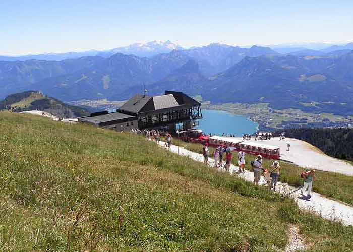 Train à crémaillère de la Schafbergbahn arrivant au Schafberg, sommet des Alpes