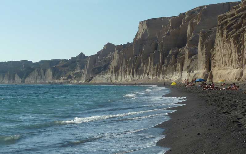 Plage de Vlychada bordée par des rochers sculptés par le vent et la mer