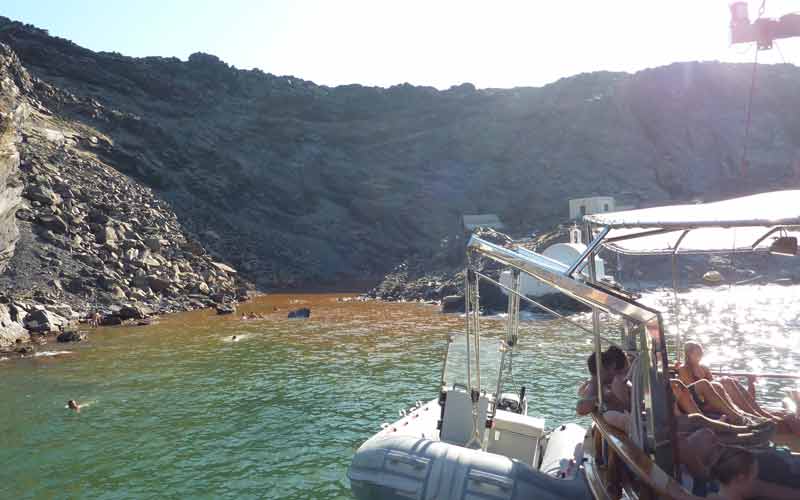 Baignade dans l'eau sulfureuse de Paléa Kaméni