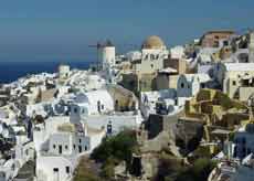 Vue sur Oia, village situé sur l'île de Santorin dans les Cyclades