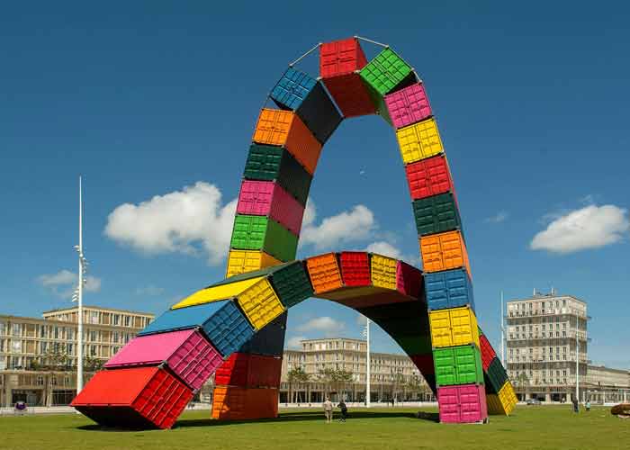 Catne de Containers du Havre, sculpture monumentale en containers colors en Seine-Maritime