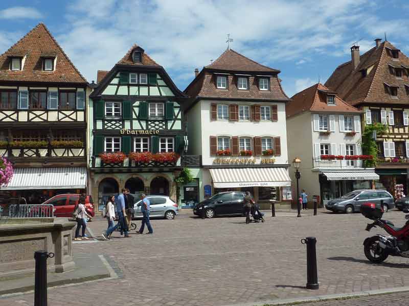 Maisons à colombages colorées sur la place du marché d’Obernai, village alsacien proche de Strasbourg