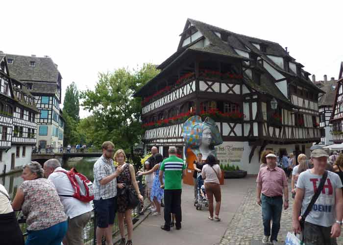 Maisons à colombages et canaux dans le quartier de la Petite France à Strasbourg