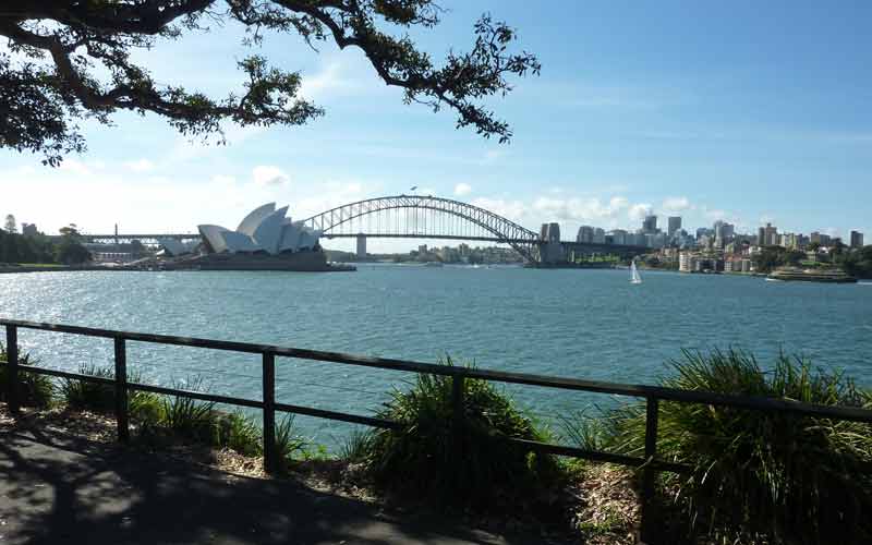 Vue sur l'opéra et le pont de Sydney depuis Mrs Macquarie's Chair (Royal Botanic Gardens)