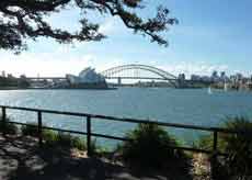 Vue sur l'opéra de Sydney et sur le Harbour bridge depuis les jardins botaniques royaux