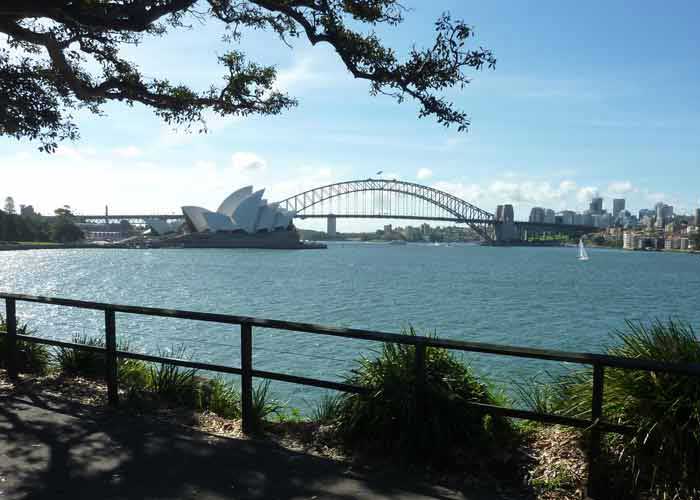 Vue sur l'opra de Sydney et sur le Harbour bridge depuis les jardins botaniques royaux