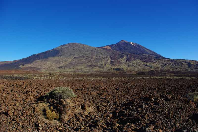 Le Teide et le Pico Viejo dominant un plateau de roches volcaniques dans le parc national du Teide à Tenerife