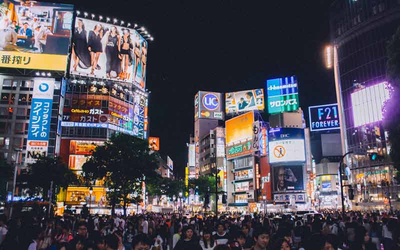 Shibuya Crossing by night, carrefour de Tokyo