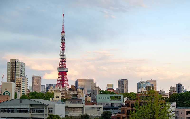  Vue sur la tour de Tokyo (tour rouge et blanche située dans l'arrondissement de Minato) depuis le quartier de Roppongi