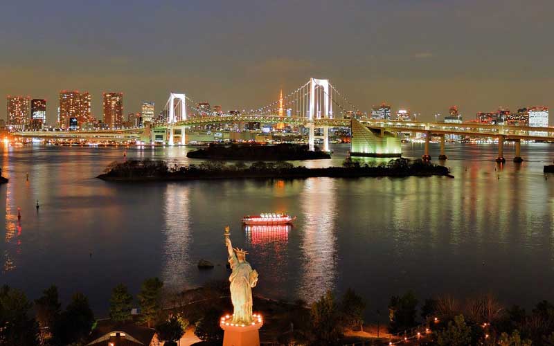 Vue sur le Rainbow Bridge et la statue de la liberté de l'île d'Odaiba à Tokyo