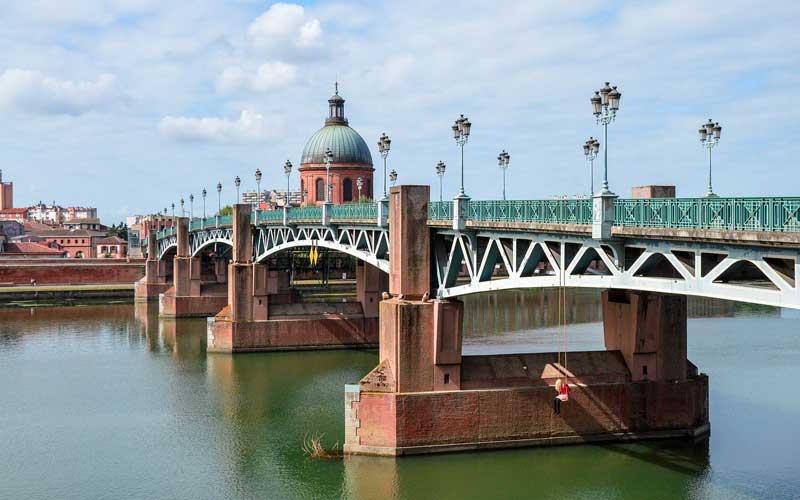 Pont Saint-Pierre de Toulouse au-dessus de la Garonne
