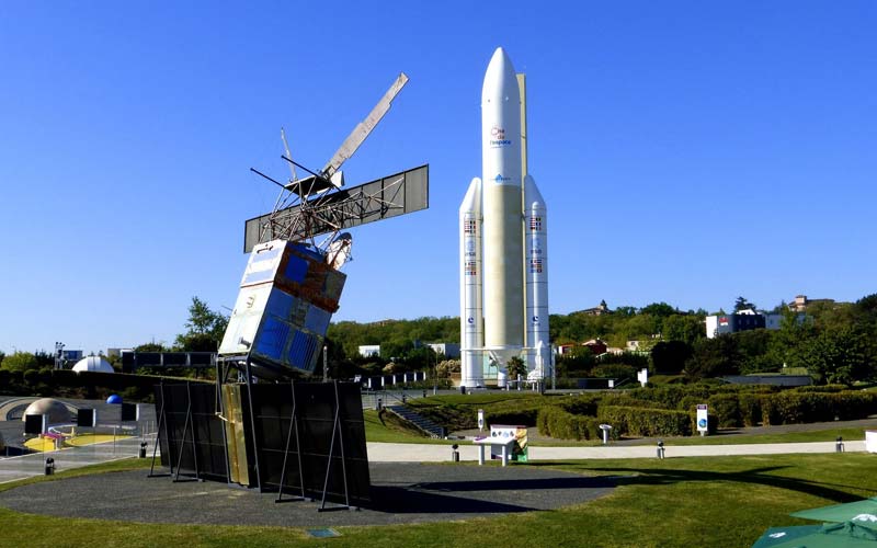 Vue sur la fusée Ariane 5 et sur le satellite Soyouz de la Cité de l'espace