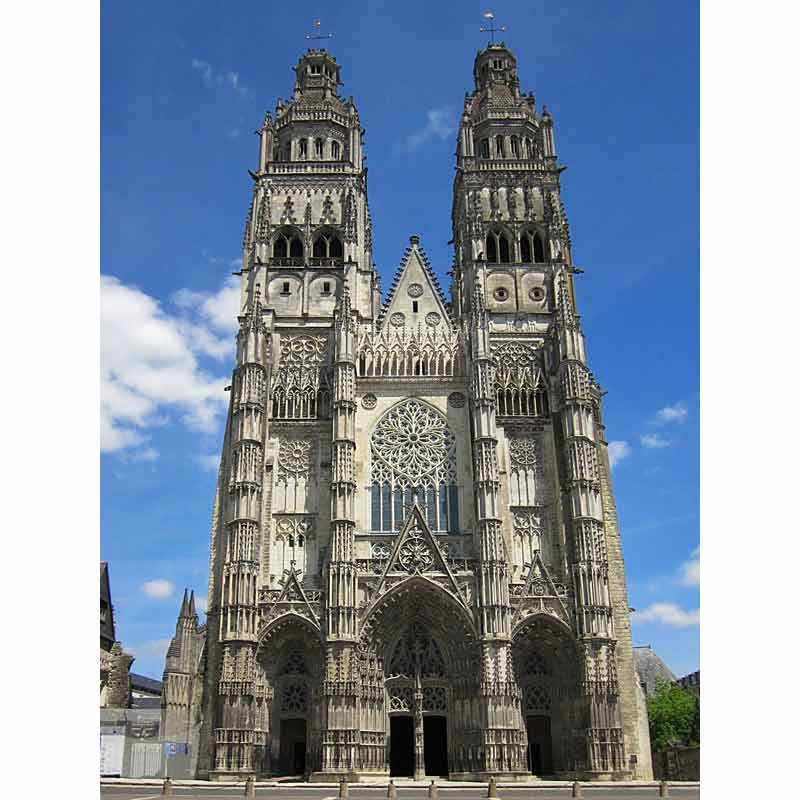 Façade gothique de la cathédrale Saint-Gatien avec ses deux tours flamboyantes et sa rosace, Tours