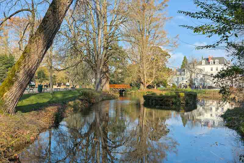 Petit pont en bois enjambant le plan d'eau des jardins des Prébendes d'Oé, Tours