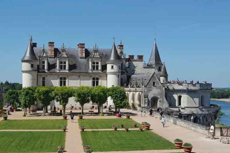 Château d'Amboise et ses jardins en terrasse surplombant la Loire