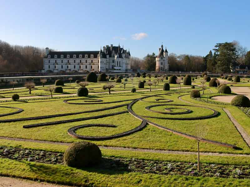 Jardins en broderie et château de Chenonceau vus depuis les parterres