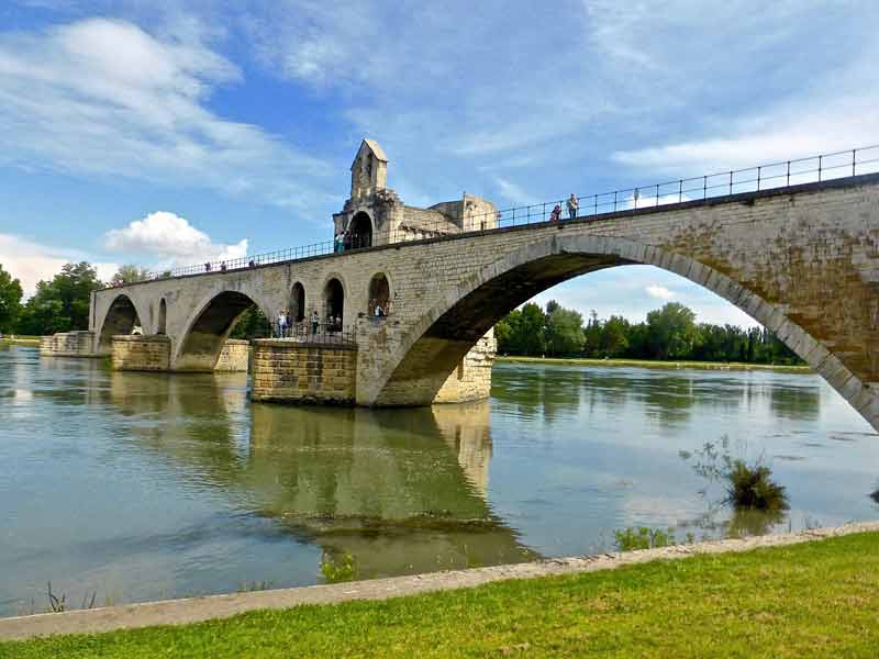 pont d'Avignon au-dessus du Rhône, monument emblématique du Vaucluse sous un ciel bleu