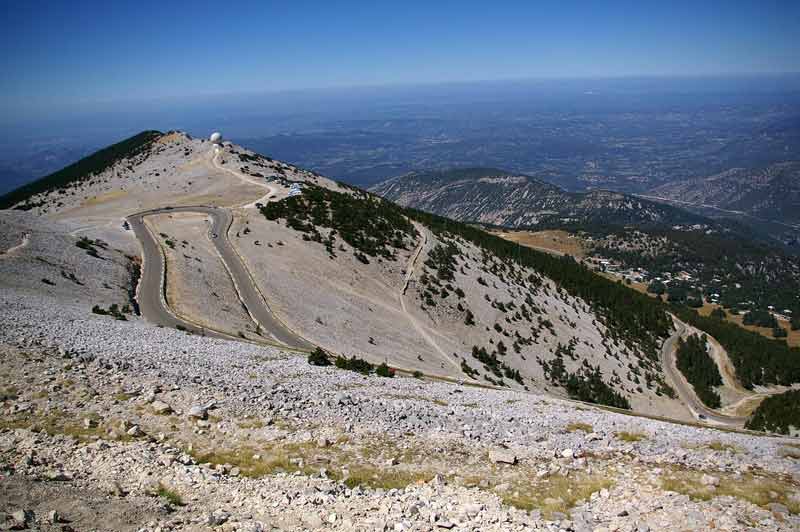 Vue panoramique du sommet du Mont Ventoux avec route sinueuse et paysages du Vaucluse en arrière-plan