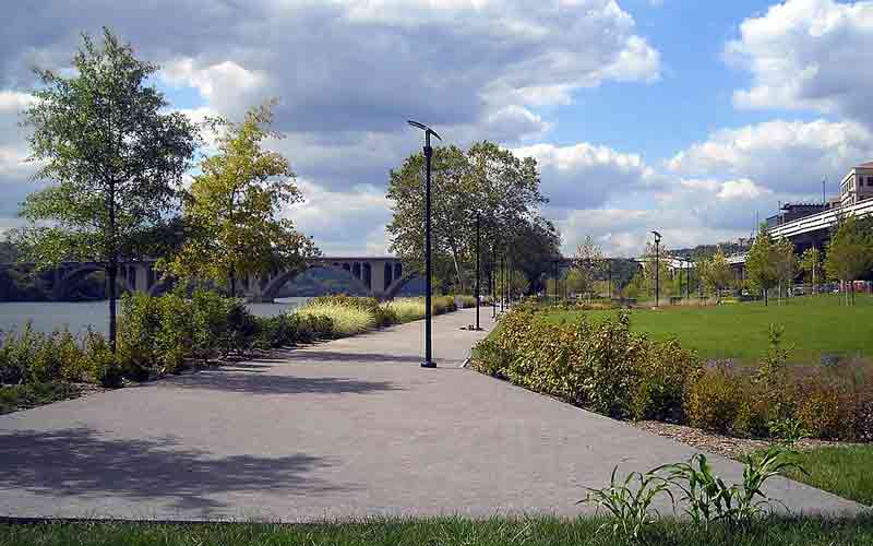 Georgetown Waterfront Park avec vue sur le Francis Scott Key Bridge au-dessus du fleuve Potomac