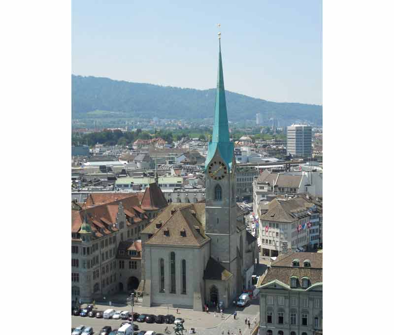 Clocher de l’église Saint-Pierre à Zurich, avec son cadran d’horloge emblématique (Suisse)