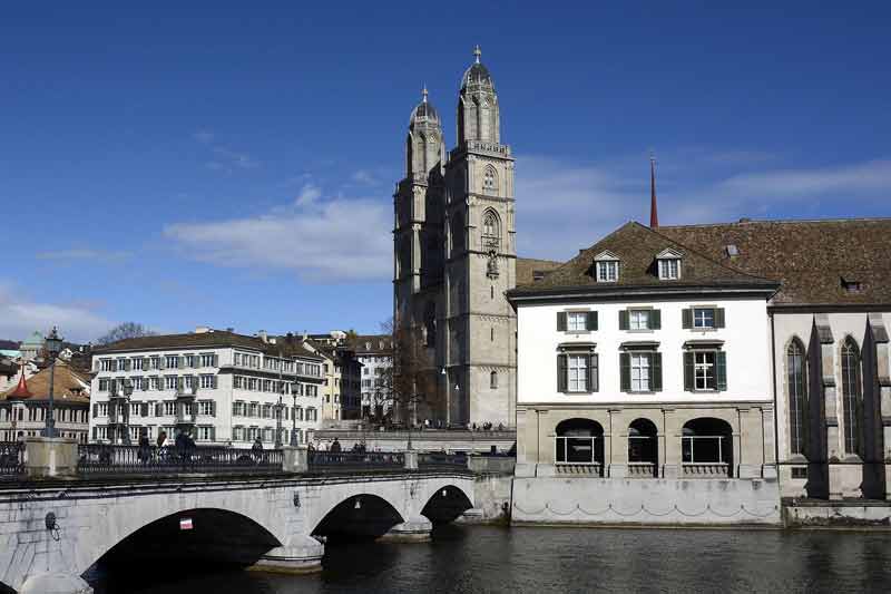 Vue sur le Grossmünster de Zurich et le pont Münsterbrücke enjambant la Limmat