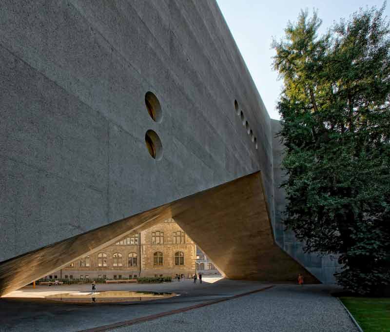 Architecture contemporaine du musée national suisse de Zurich avec sa façade en béton brut (Suisse)