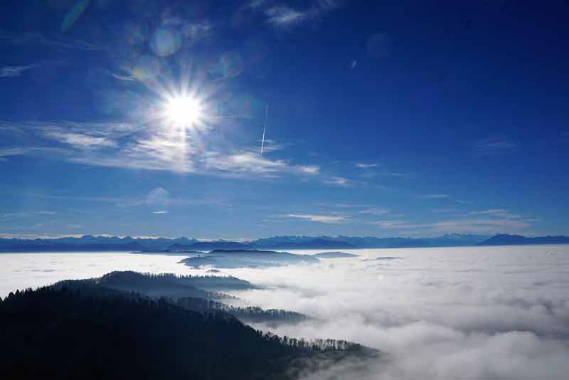 Vue depuis l’Uetliberg, montagne emblématique de Zurich au-dessus de la brume automnale