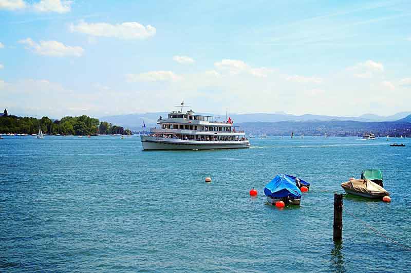 Bateau de croisière sur le lac de Zurich avec vue sur les montagnes et les rives boisées