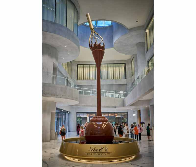 Fontaine de chocolat géante au Lindt Home of Chocolate à Zurich, Suisse