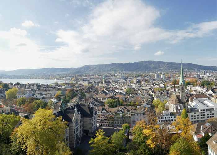 Vue panoramique sur Zurich, le lac et les toits de la vieille 
							ville avec les Alpes  lhorizon